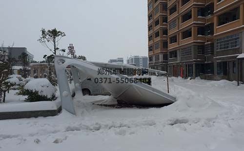 因積雪導致破壞的膜結構車棚